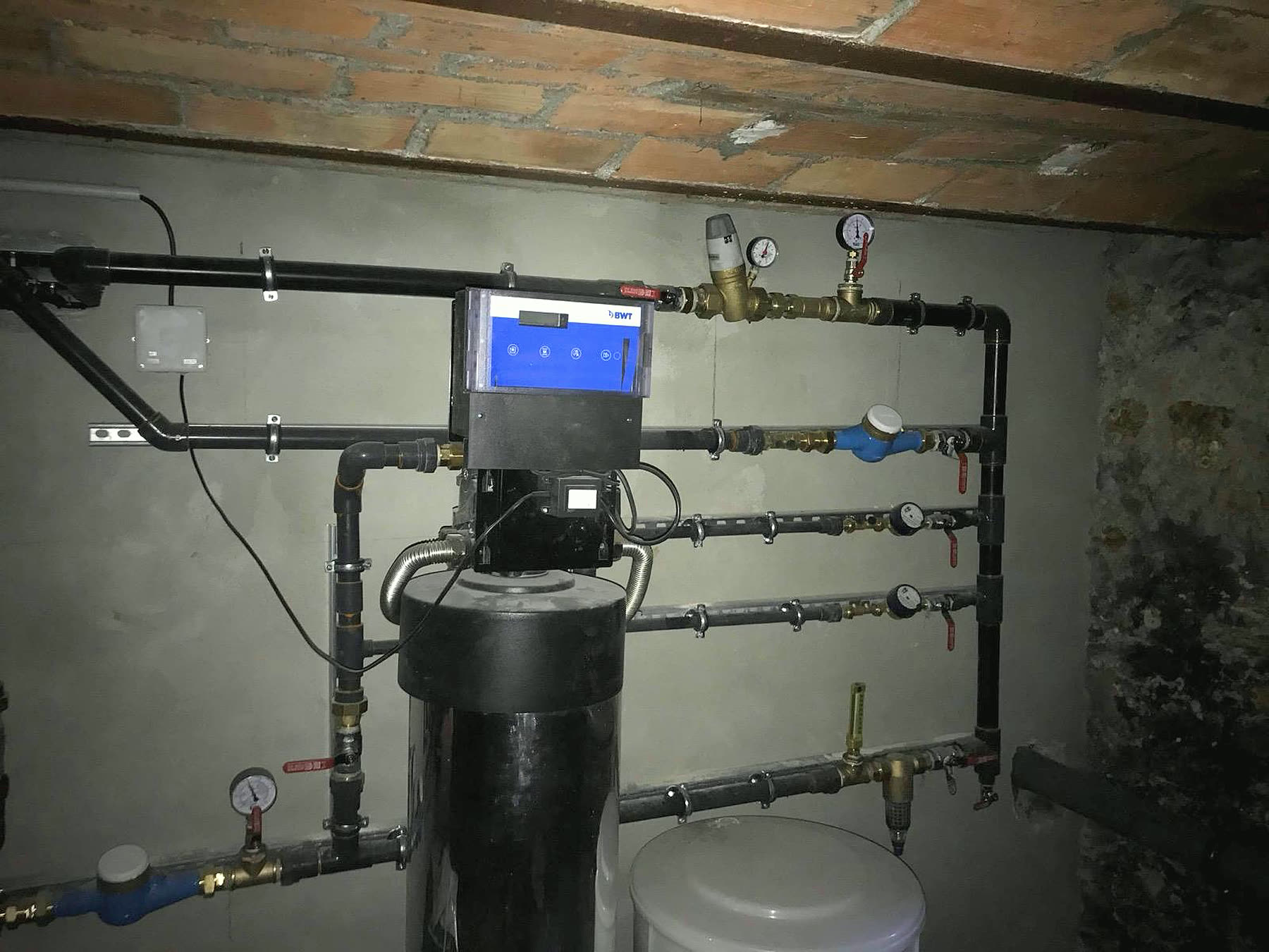 Adoucisseur d'eau BWT, réducteur de pression, filtre et nourrice de comptage installés par Sani-Chauffe
